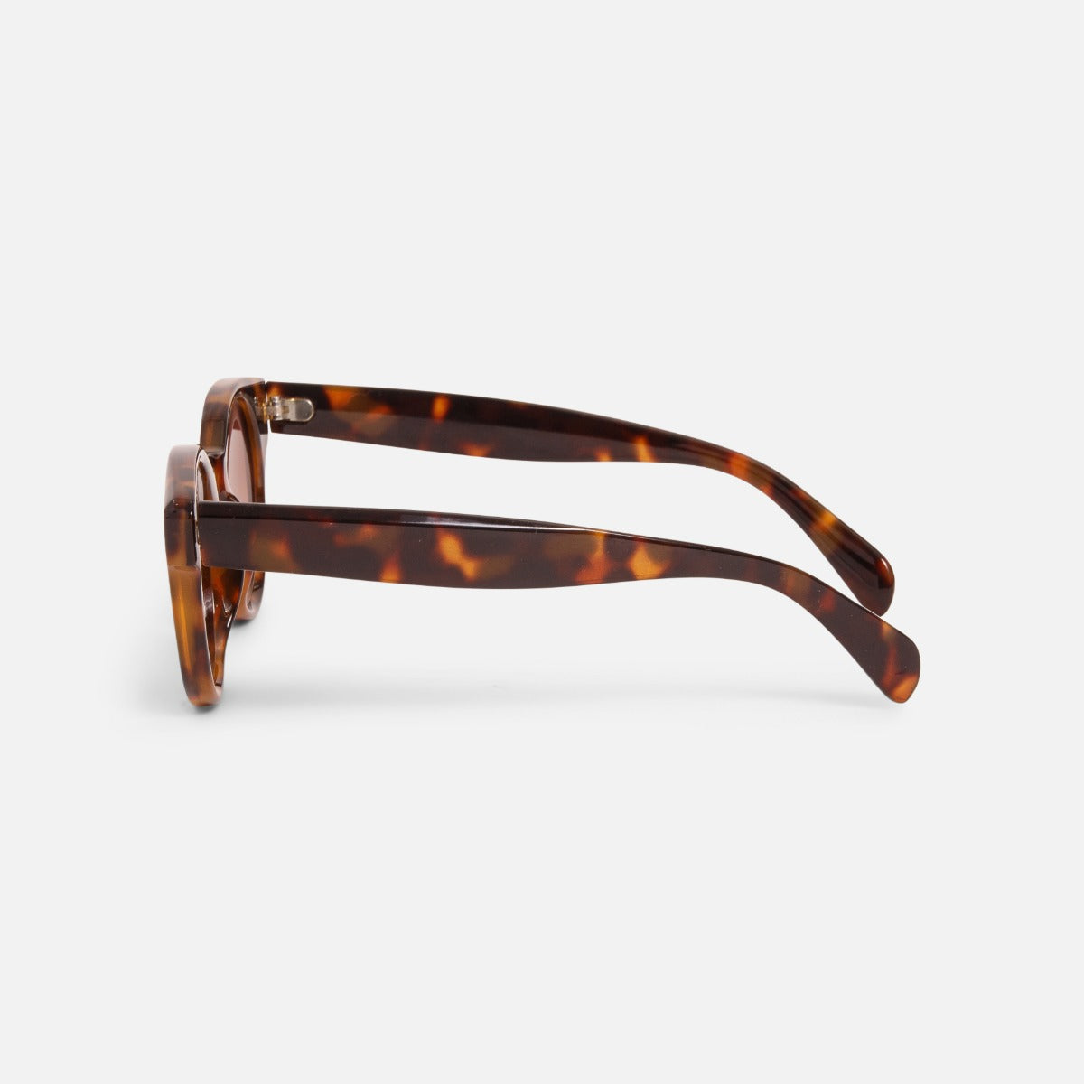 Round sunglasses with tortoise frame