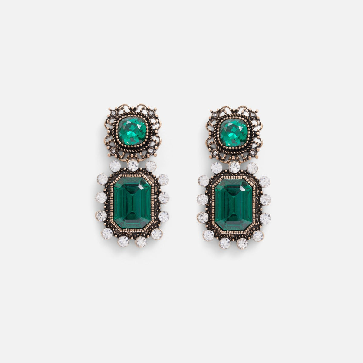 Emerald earrings and glittering stone pendent