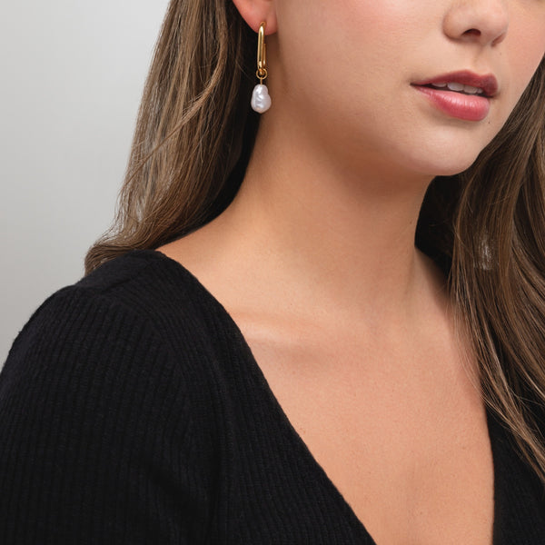 Load image into Gallery viewer, Semi-open golden hoop earrings with pearl pendant

