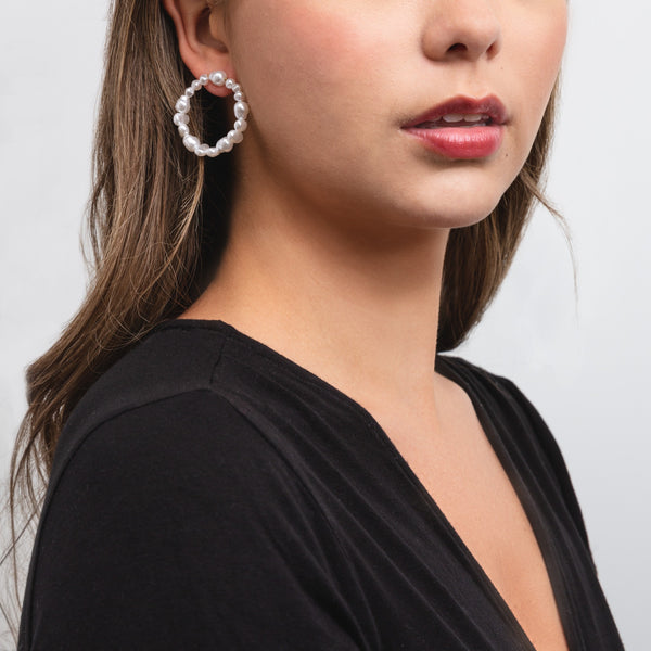 Load image into Gallery viewer, Pearls hoop earrings
