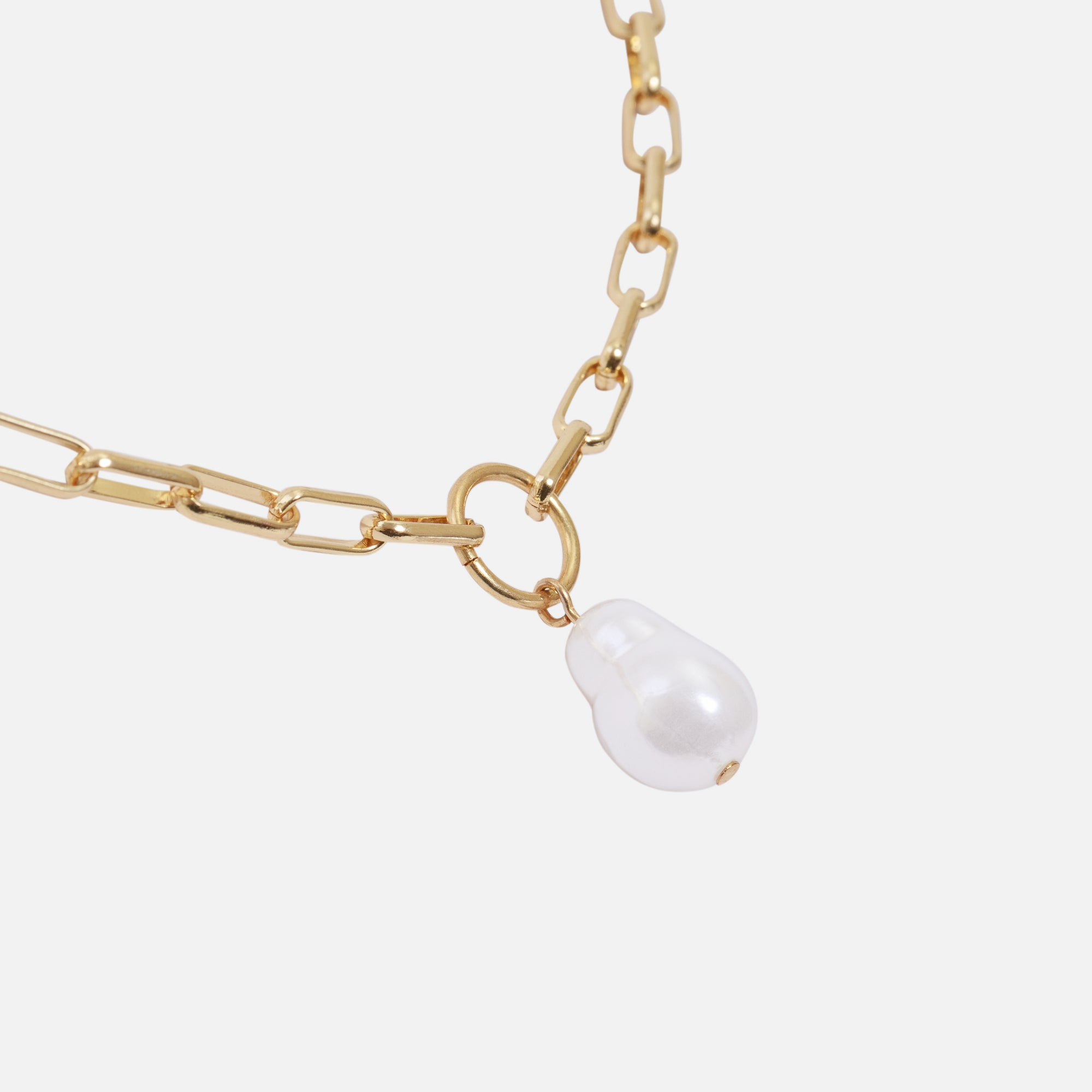 Collier doré avec large chaîne carrée et breloque perle