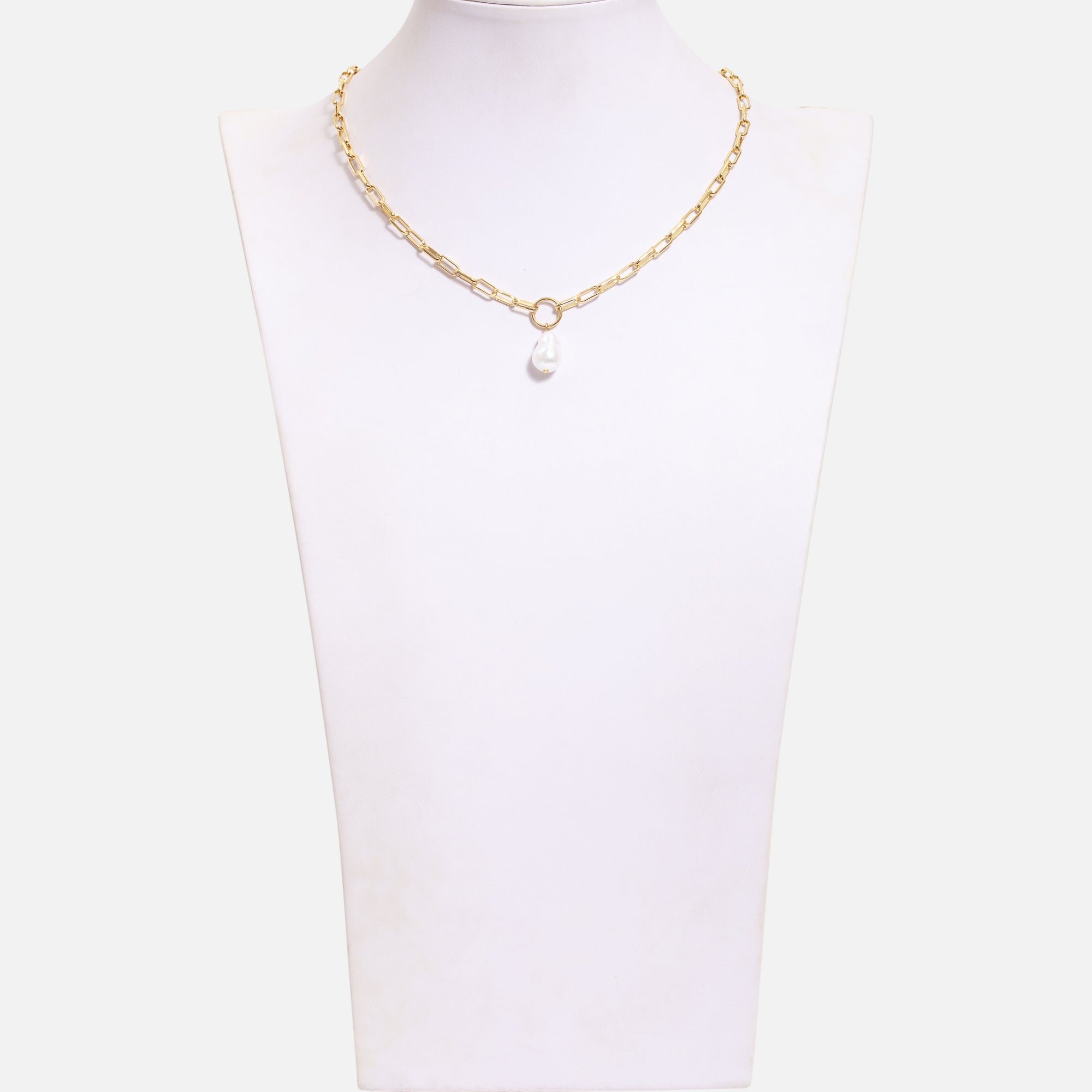 Collier doré avec large chaîne carrée et breloque perle