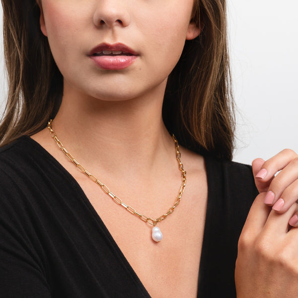 Load image into Gallery viewer, Massive and square golden chain necklace with pearl charm
