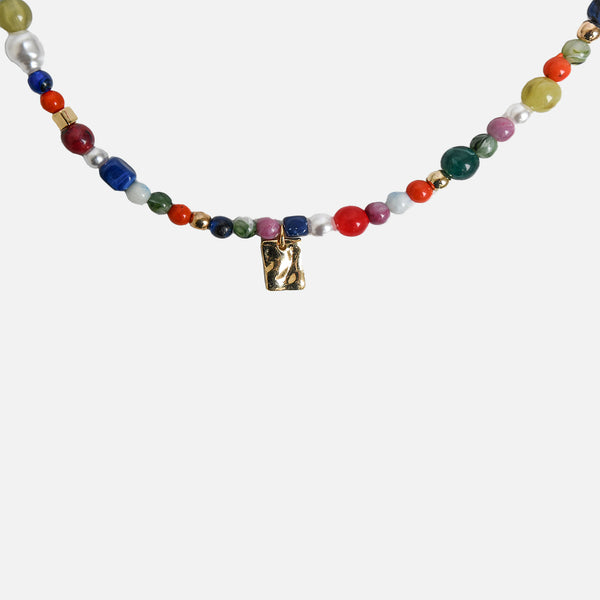 Charger l&#39;image dans la galerie, Collier de perles et billes multicolores avec breloque dorée
