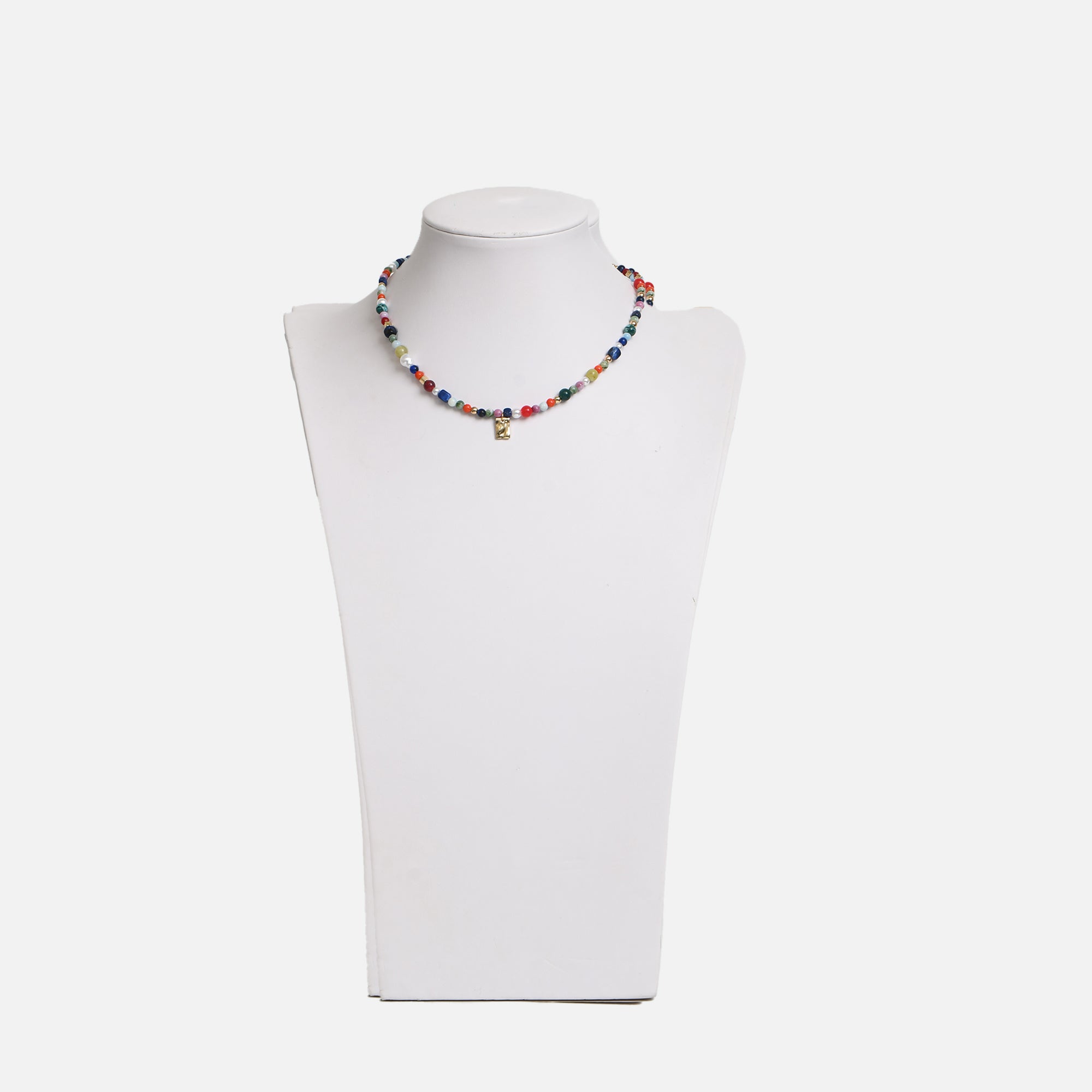 Collier de perles et billes multicolores avec breloque dorée