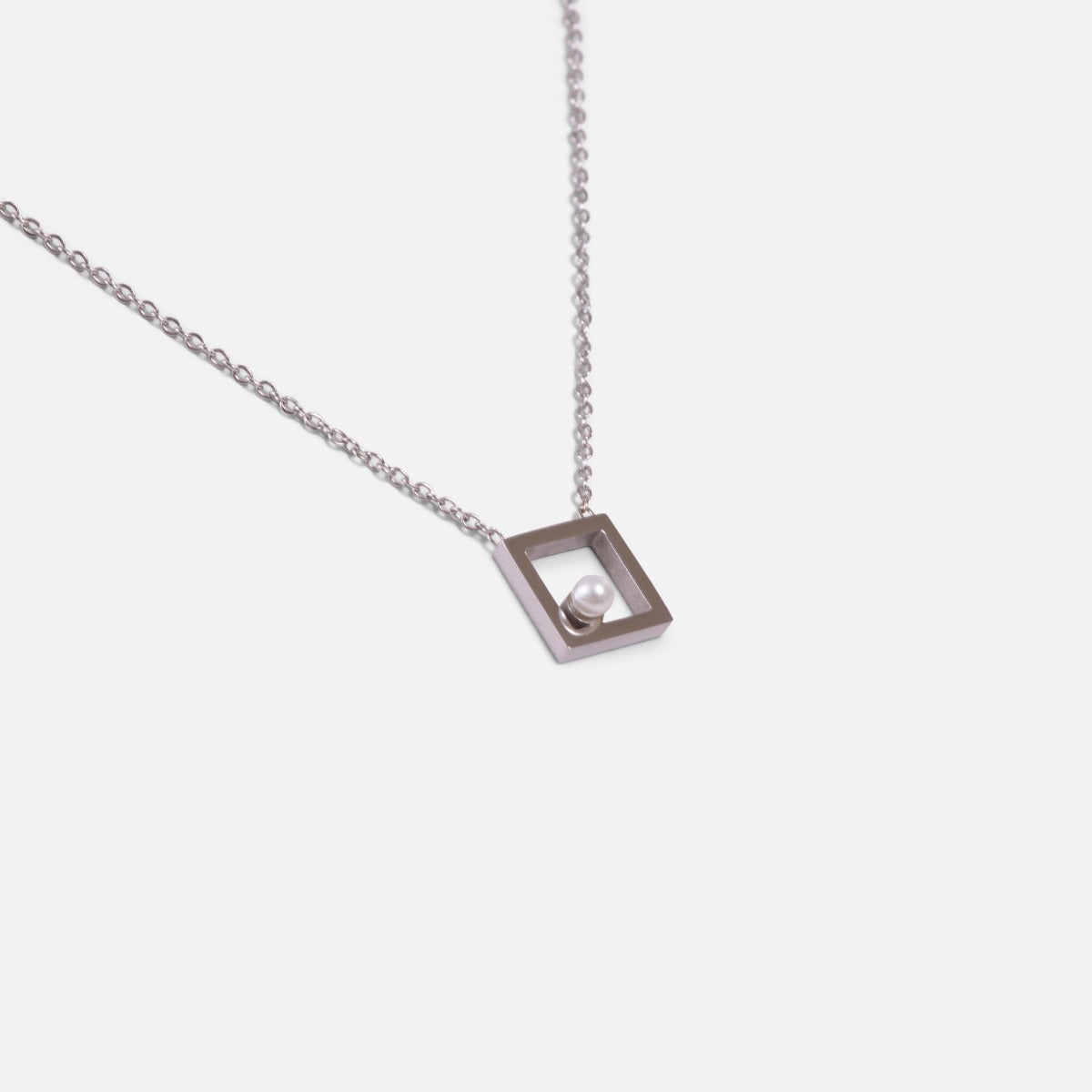 Collier acier inoxydable argenté avec carré ajouré et perle