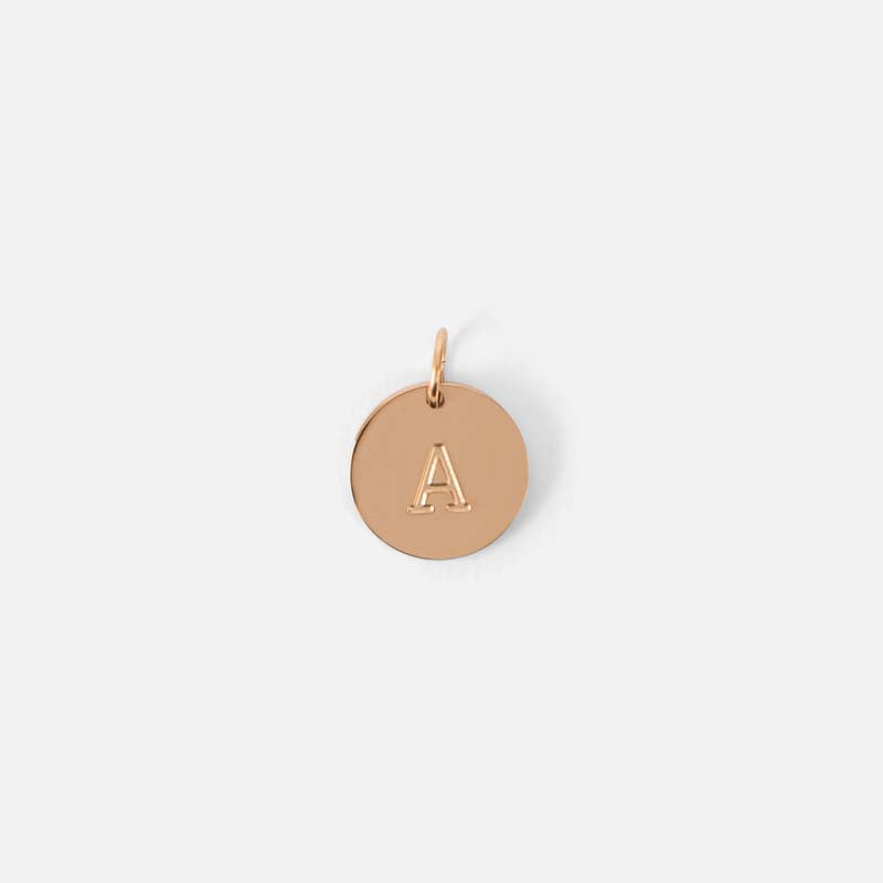 Petite breloque dorée symbolique gravée lettre de l’alphabet "a"