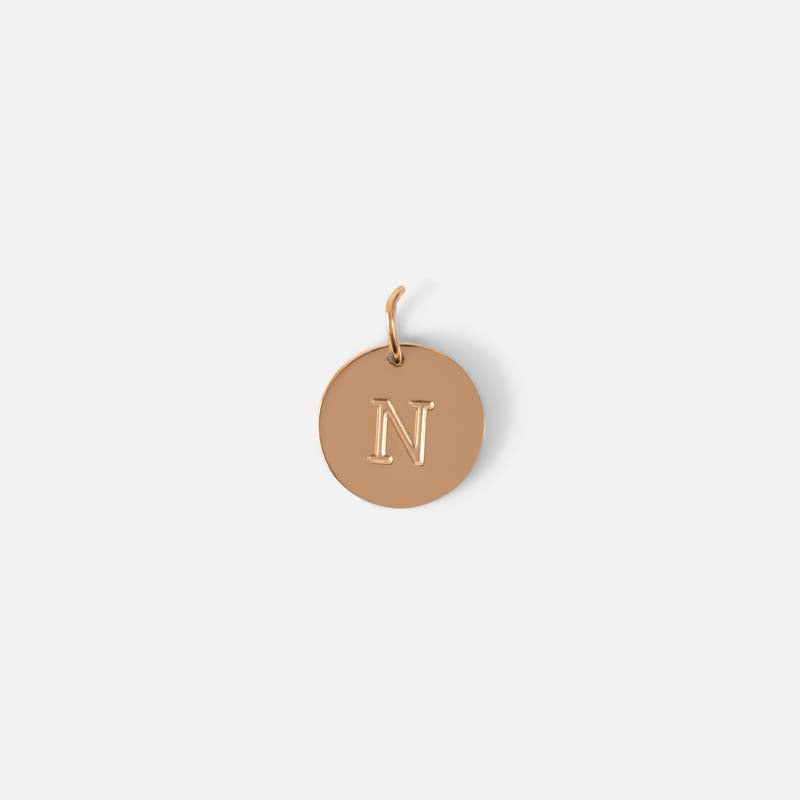 Petite breloque dorée symbolique gravée lettre de l’alphabet "n"