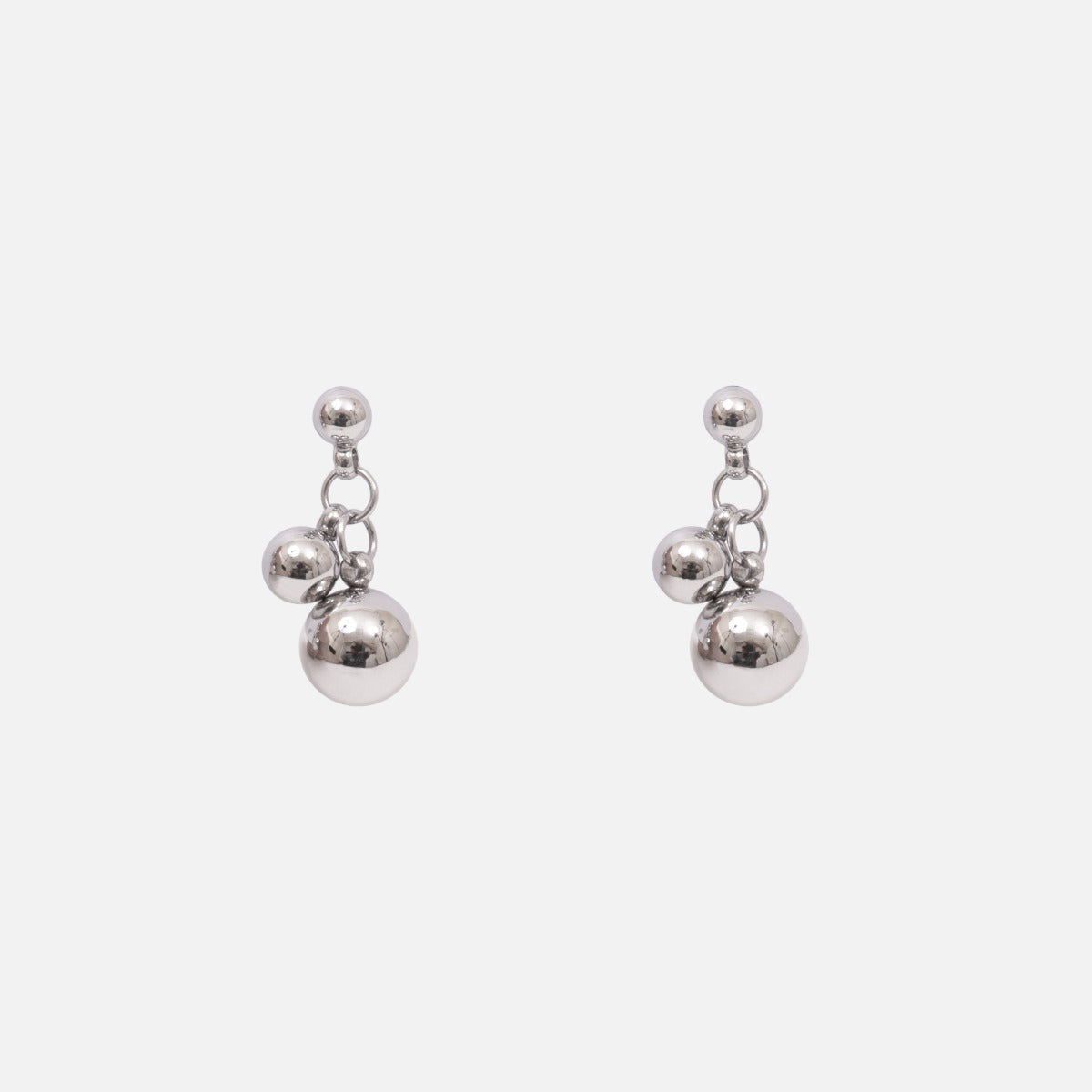 Petites boucles d’oreilles fixes avec trois perles argentées en acier inoxydable
