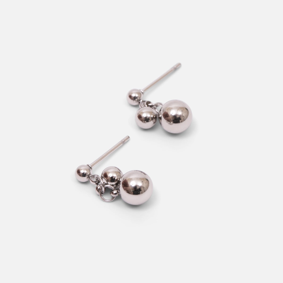 Petites boucles d’oreilles fixes avec trois perles argentées en acier inoxydable