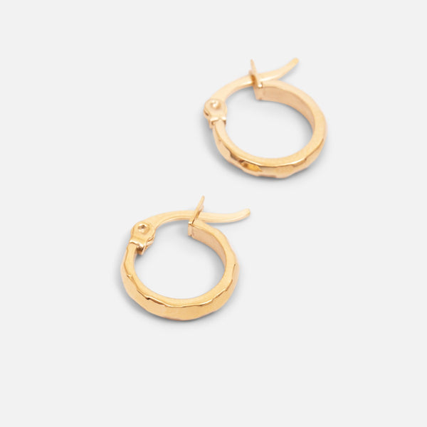 Charger l&#39;image dans la galerie, Petites boucles d’oreilles anneaux dorées effet texturé en acier inoxydable
