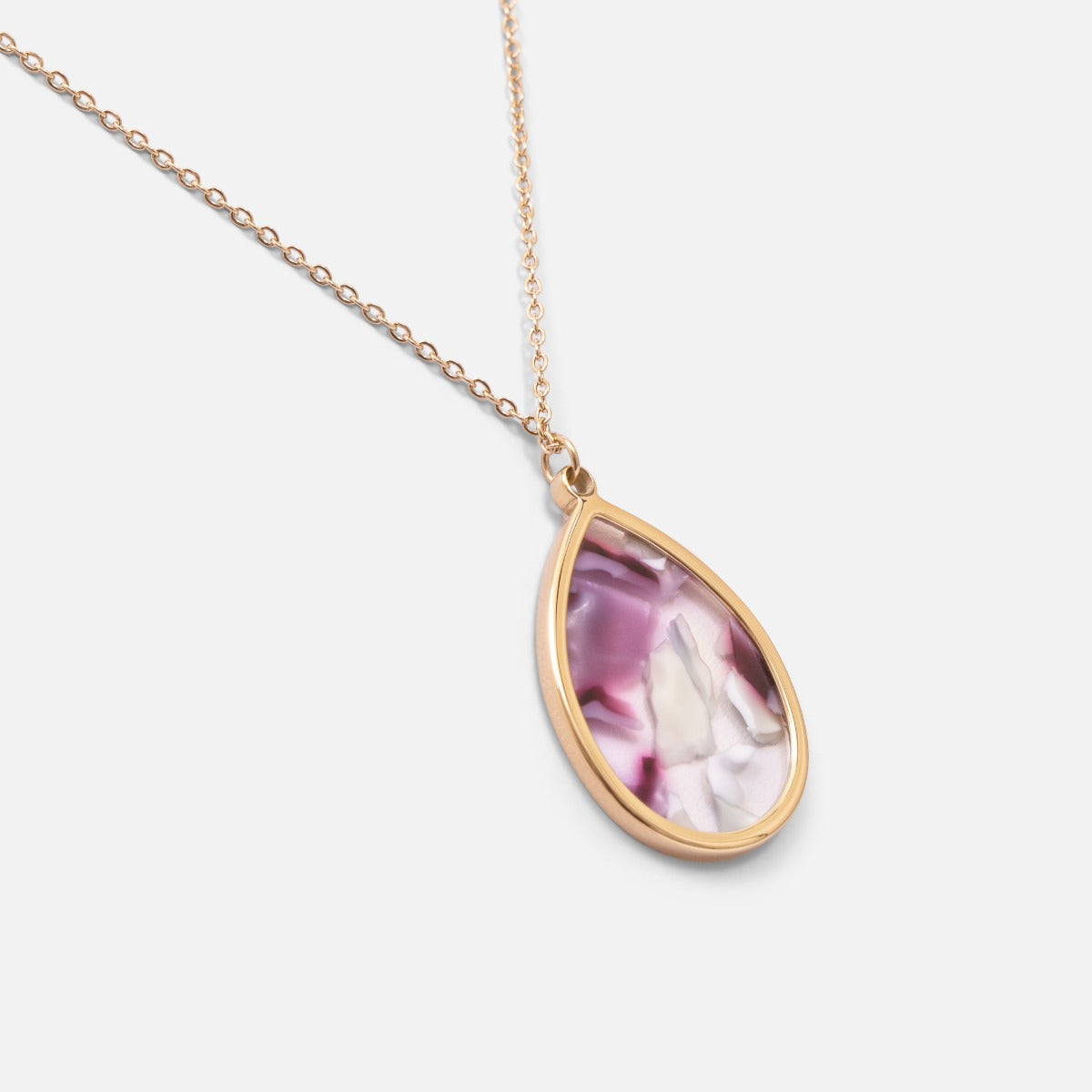 Collier long doré avec breloque en forme de goute effet terrazzo mauve en acier inoxydable