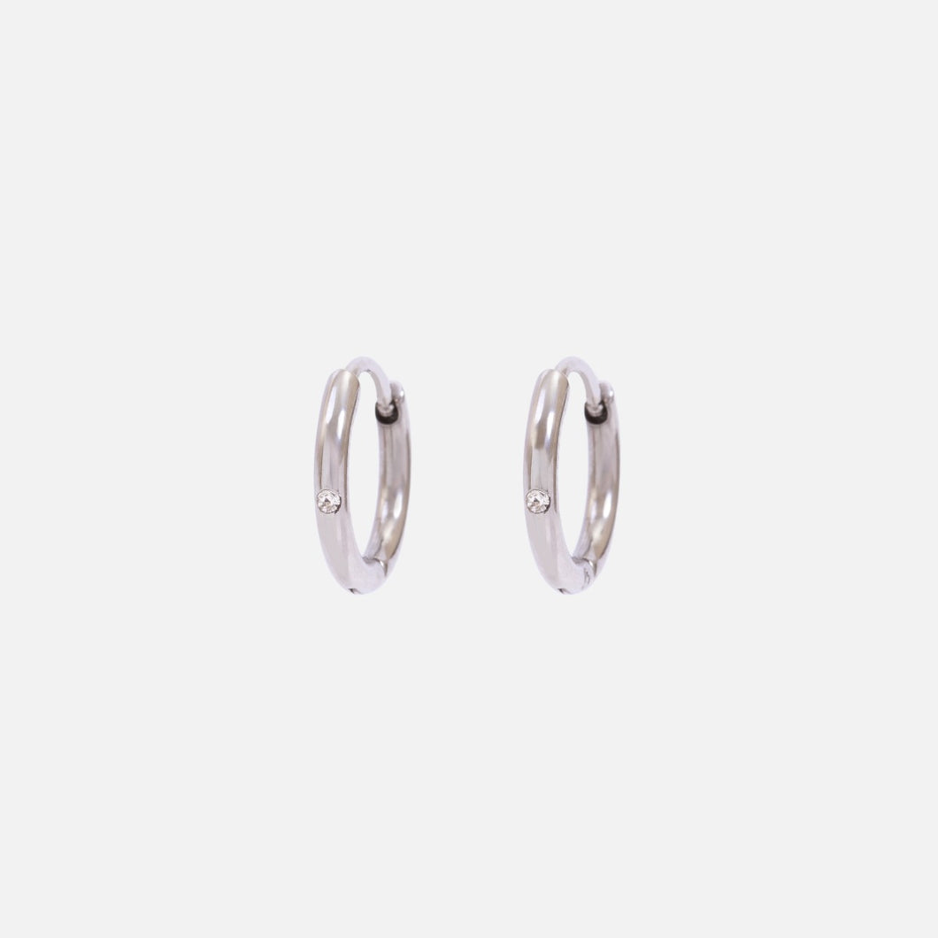 Boucles d’oreilles anneaux argentés avec insertion de pierres en acier inoxydable