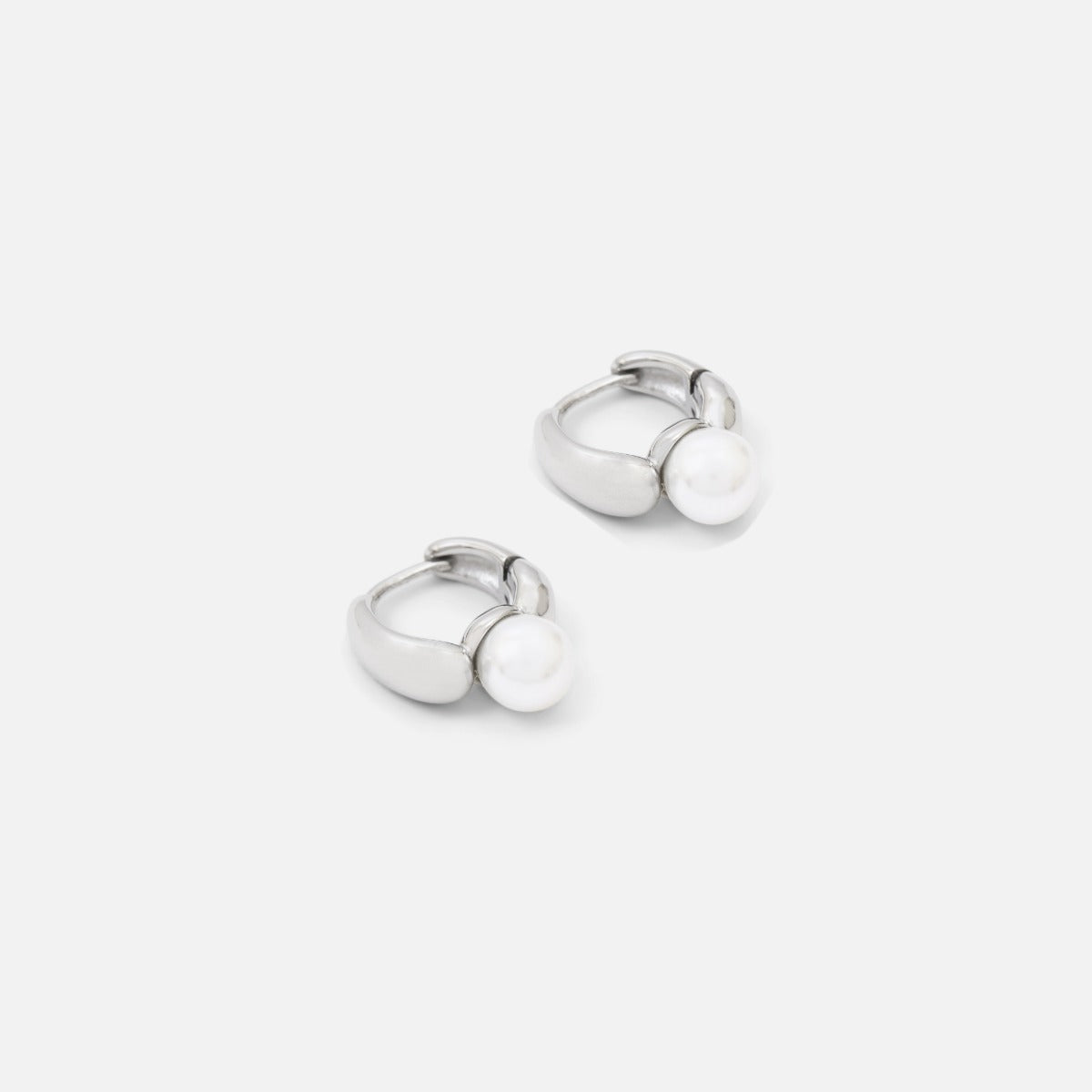 Boucles d’oreilles anneaux argentés avec perle en acier inoxydable