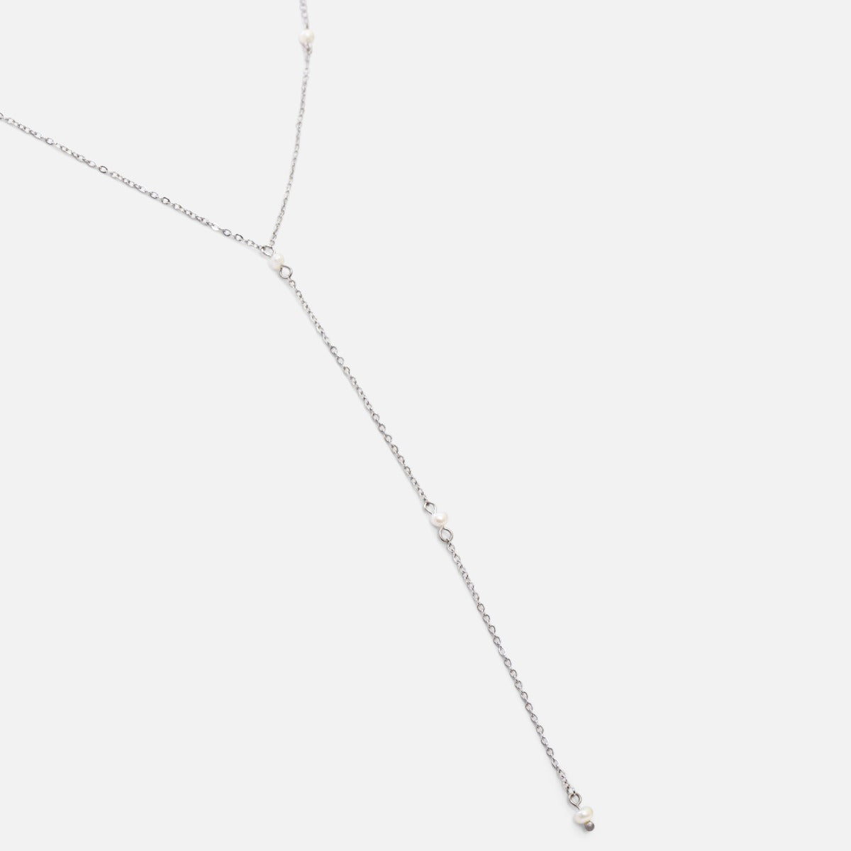Collier argenté avec insertions de perles et son long pendentif