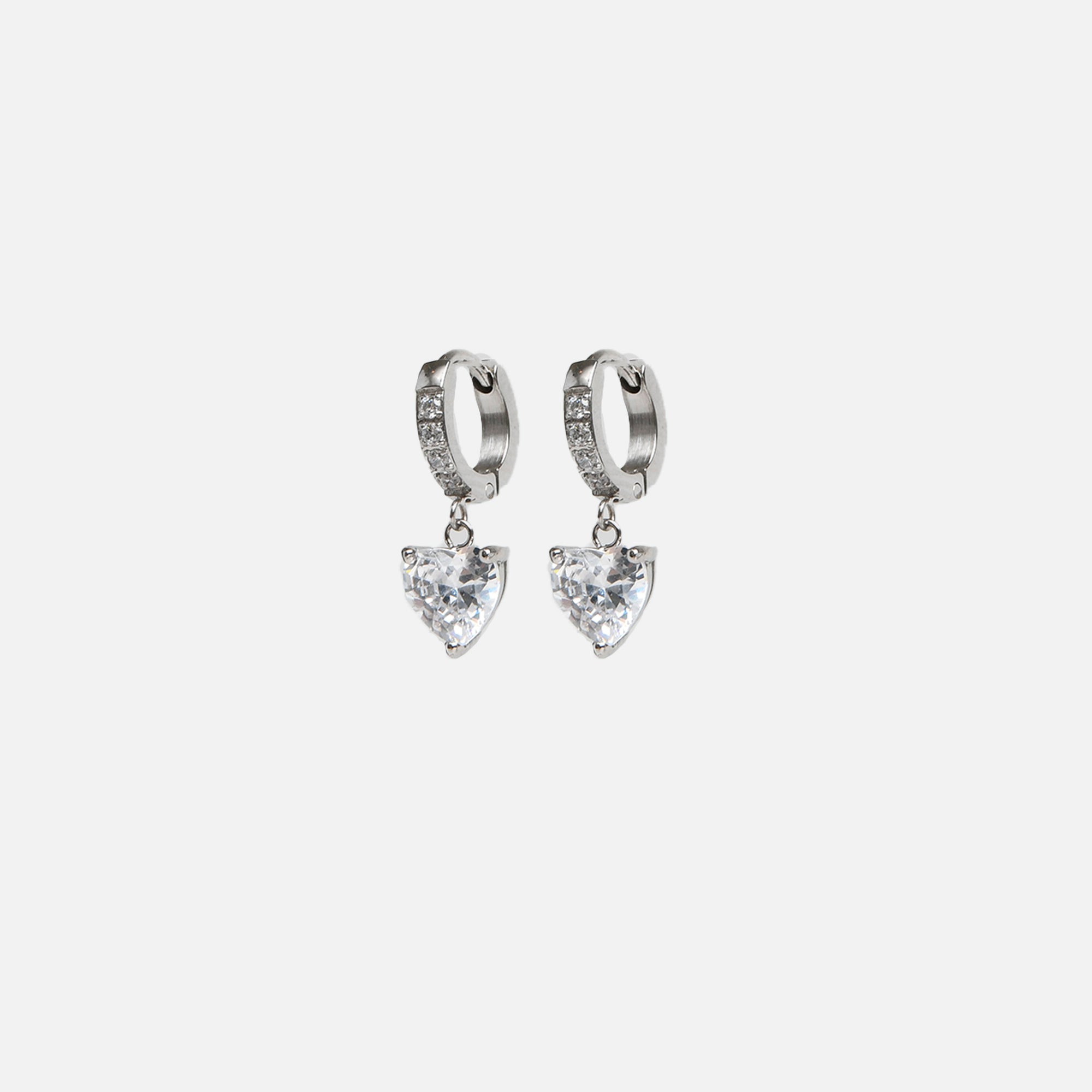 Boucles d’oreilles anneaux argentés avec breloque cœur en acier inoxydable