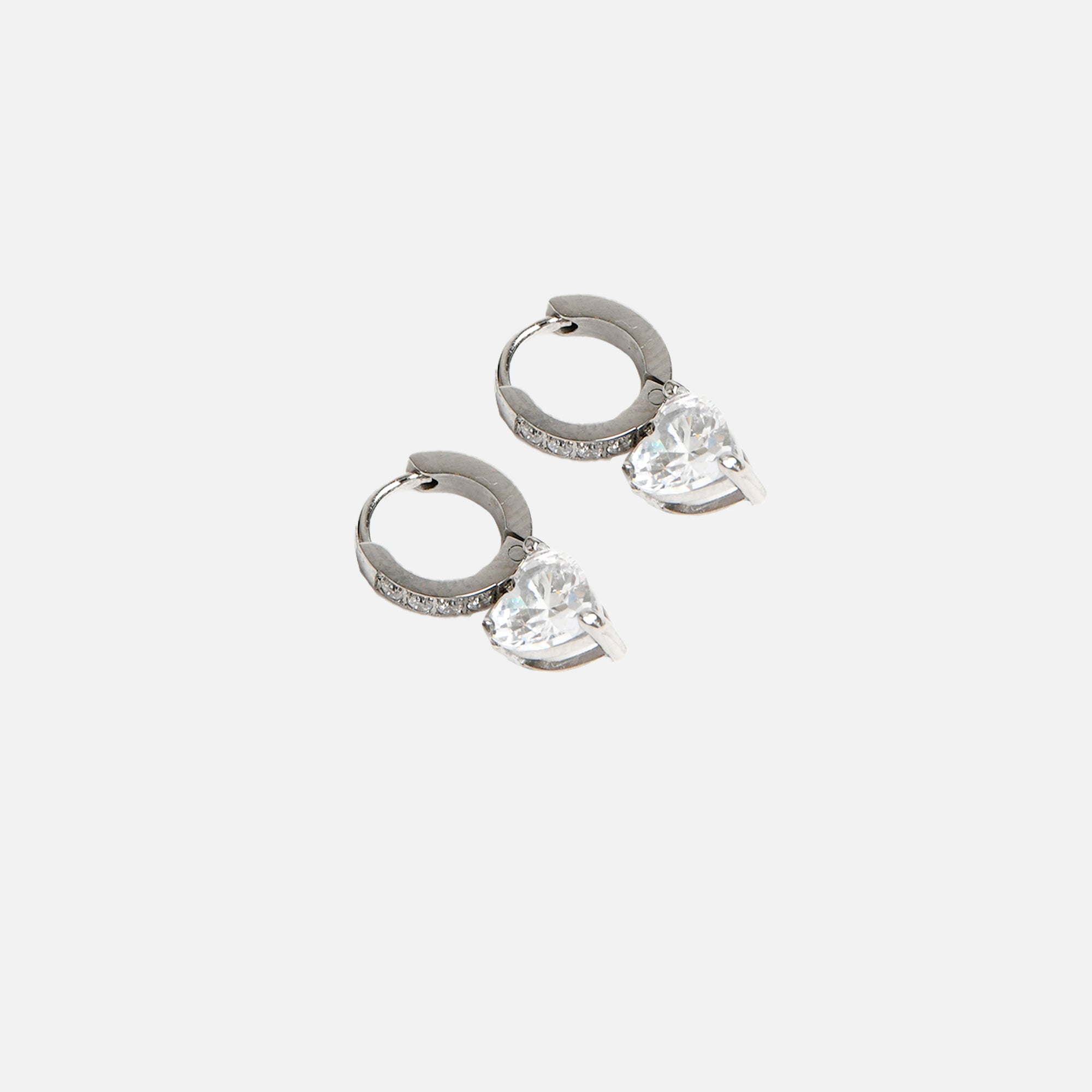 Boucles d’oreilles anneaux argentés avec breloque cœur en acier inoxydable