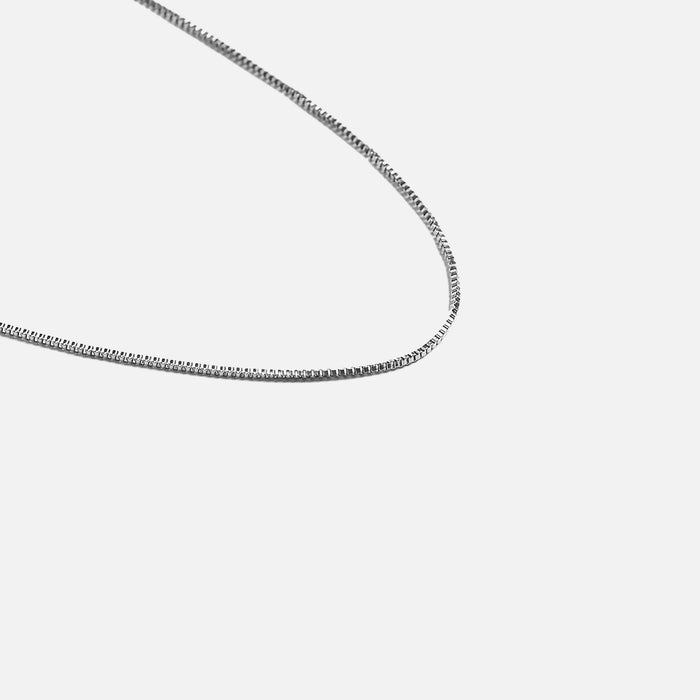 Chaîne délicate argentée maille diamant en acier inoxydable