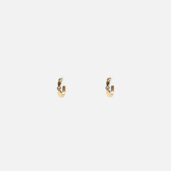 Charger l&#39;image dans la galerie, Boucles d&#39;oreilles anneaux dorées texturées avec pierre en acier inoxydable
