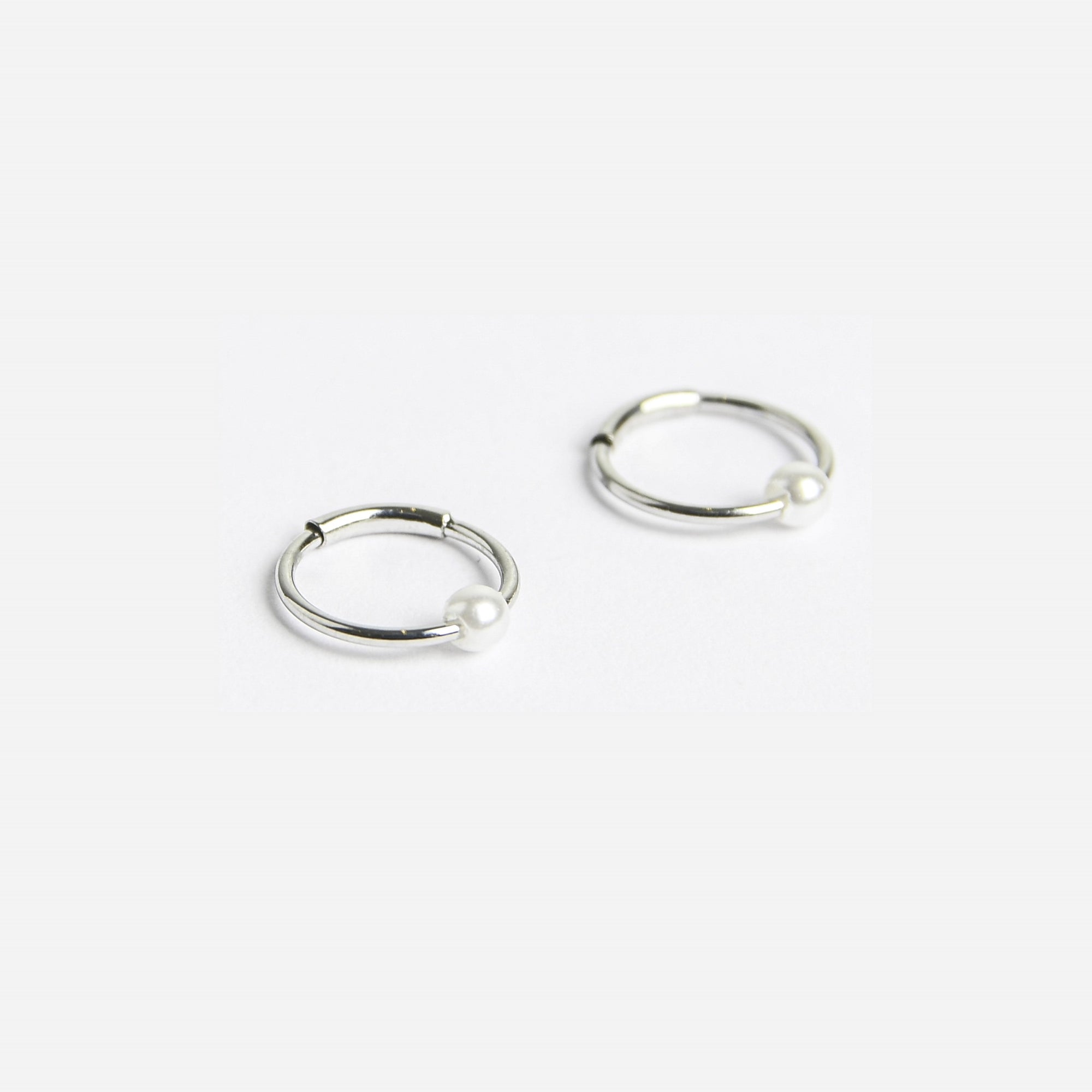 Mini boucles d’oreilles argentées dormeuses 10mm avec perle 2.5 mm en acier inoxydable