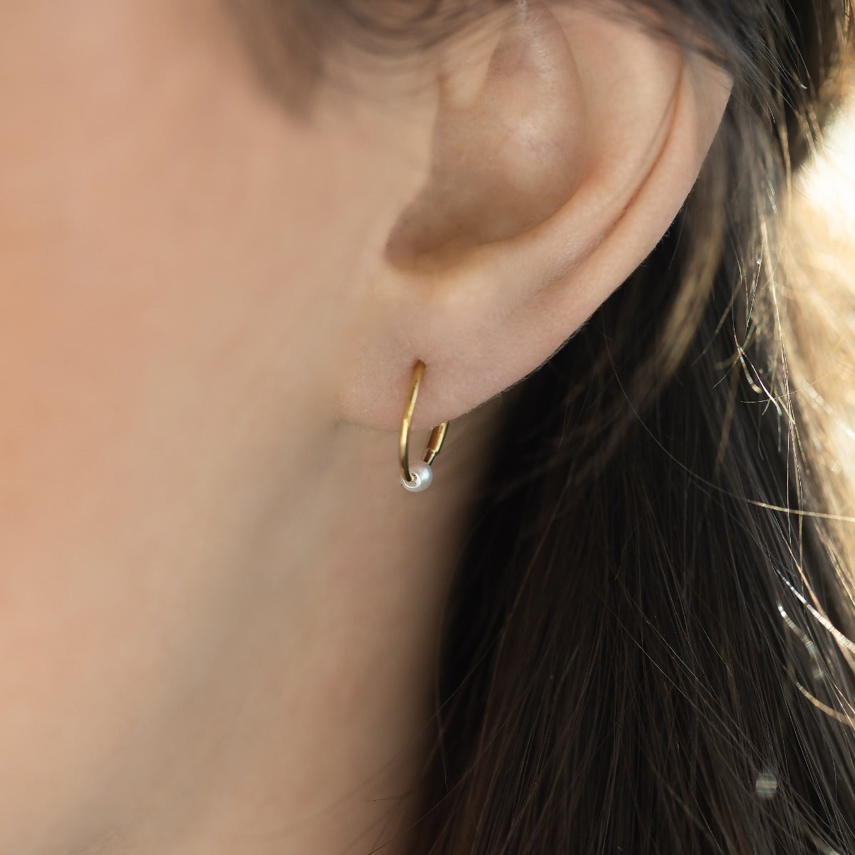 Mini boucles d'oreilles dorées dormeuses 10mm avec perle 2.5 Mm en