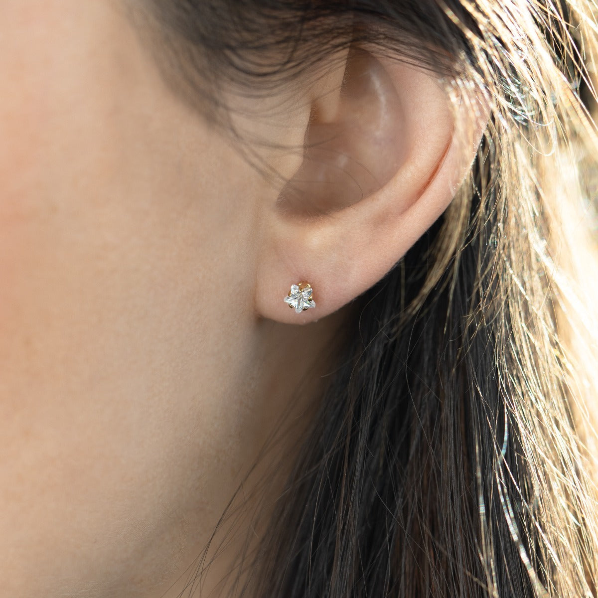 Mini 3mm golden earrings with a white zirconia stone with a star shaped