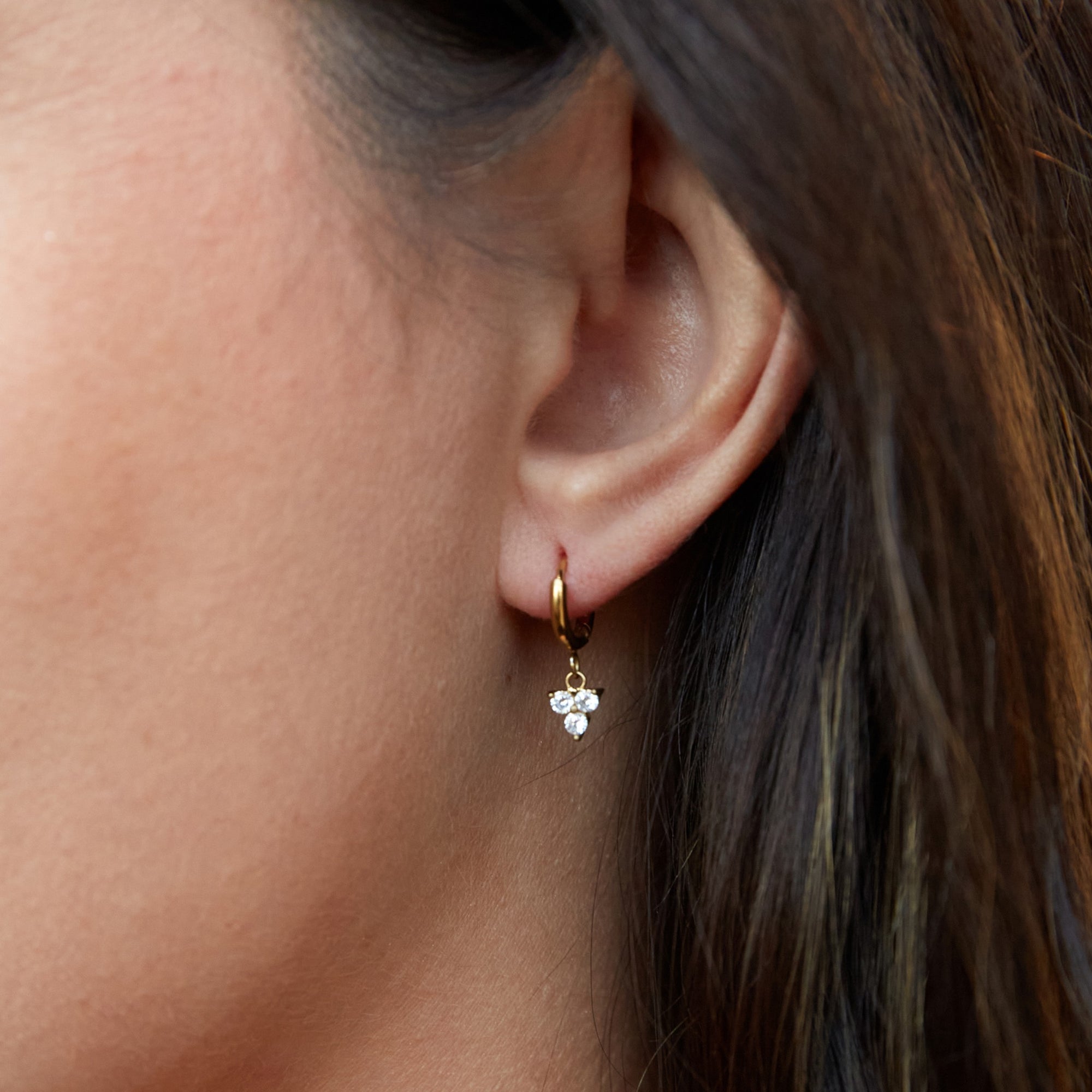 Mini golden hoop earrings with three cubic zirconia in stainless steel
