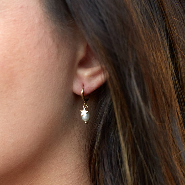 Charger l&#39;image dans la galerie, Mini boucles d’oreilles anneaux dorés avec breloque perle et étoile en acier inoxydable
