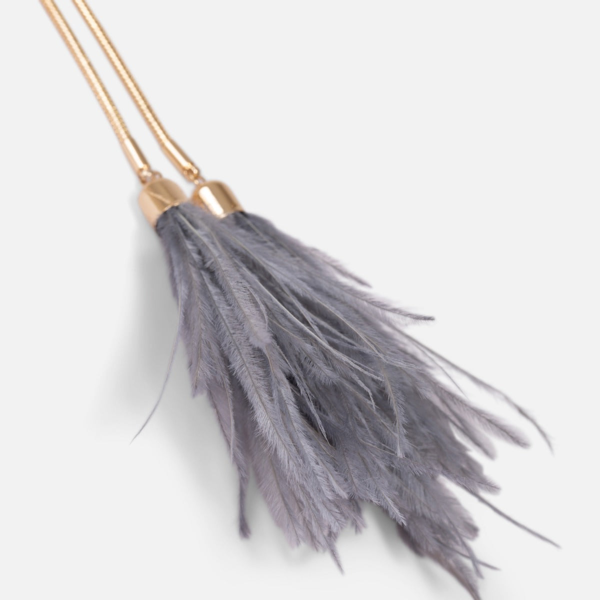 Collier forme ‘’y’’ ajustable avec plumes grises