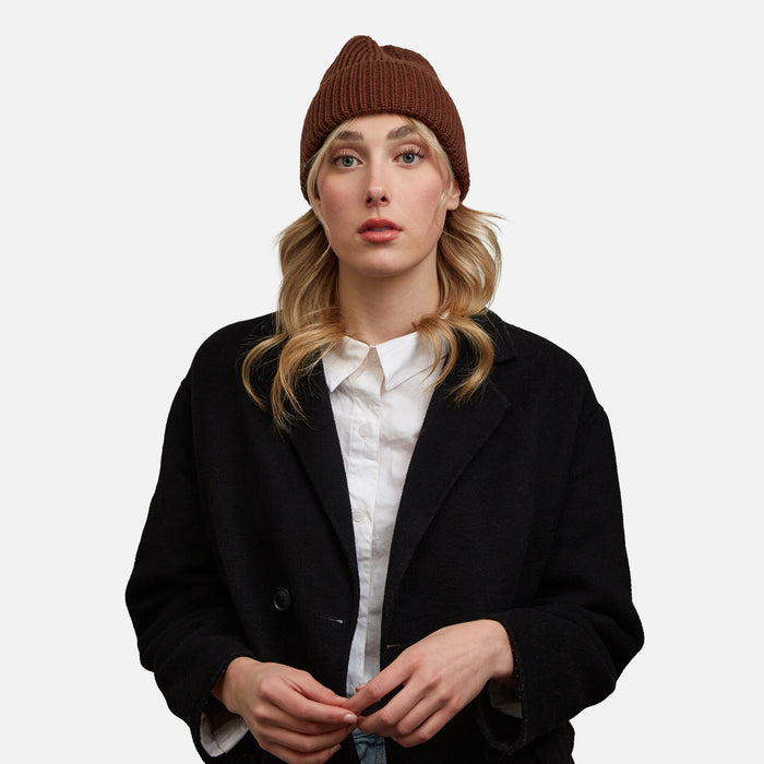 Tuque brune avec large rabat