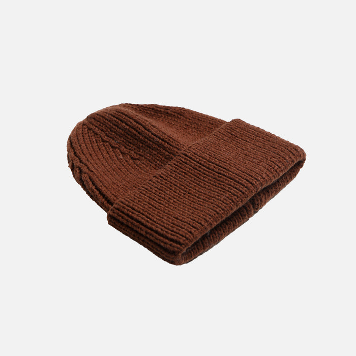 Tuque brune avec large rabat