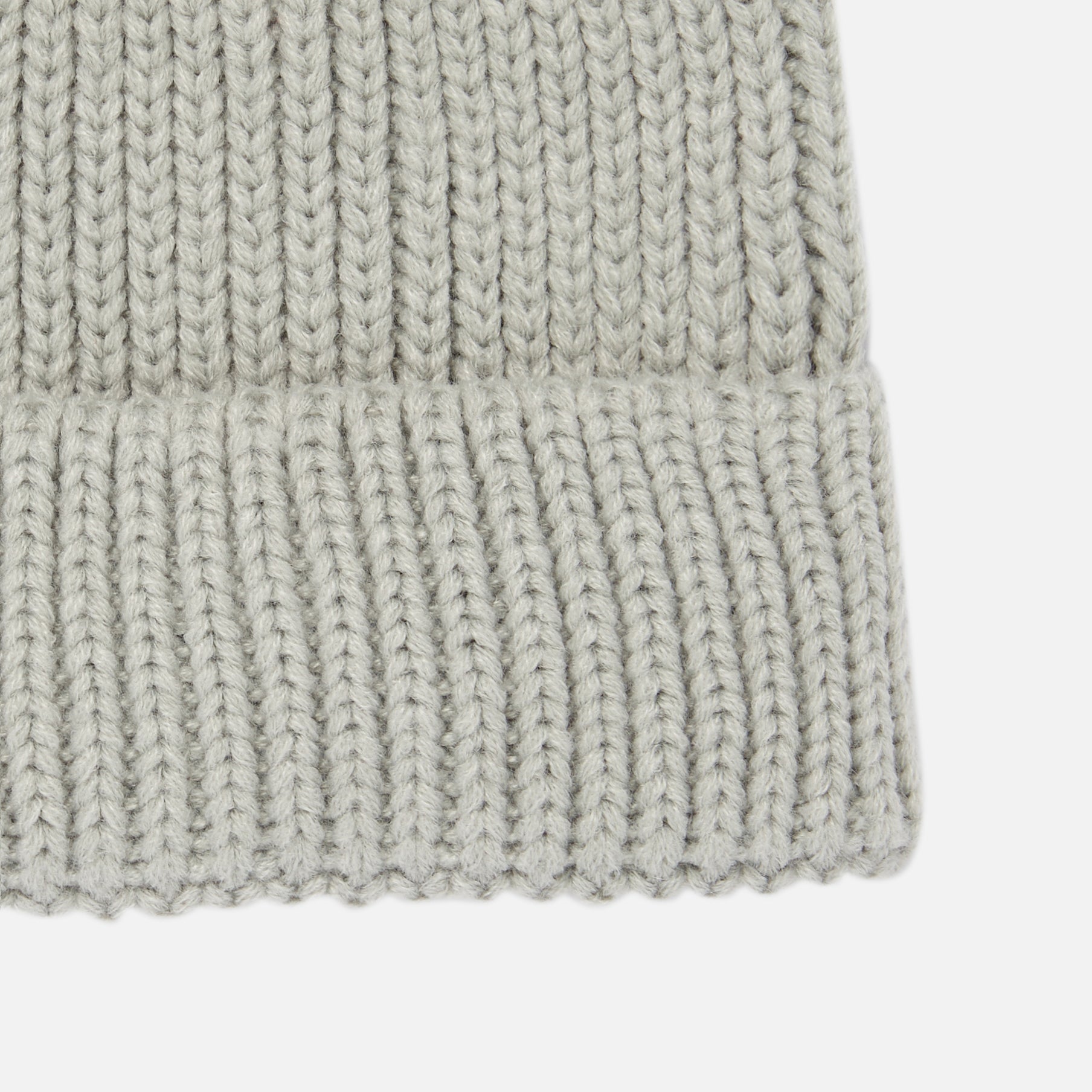 Tuque tricot menthe et pompon amovible en fausse-fourrure