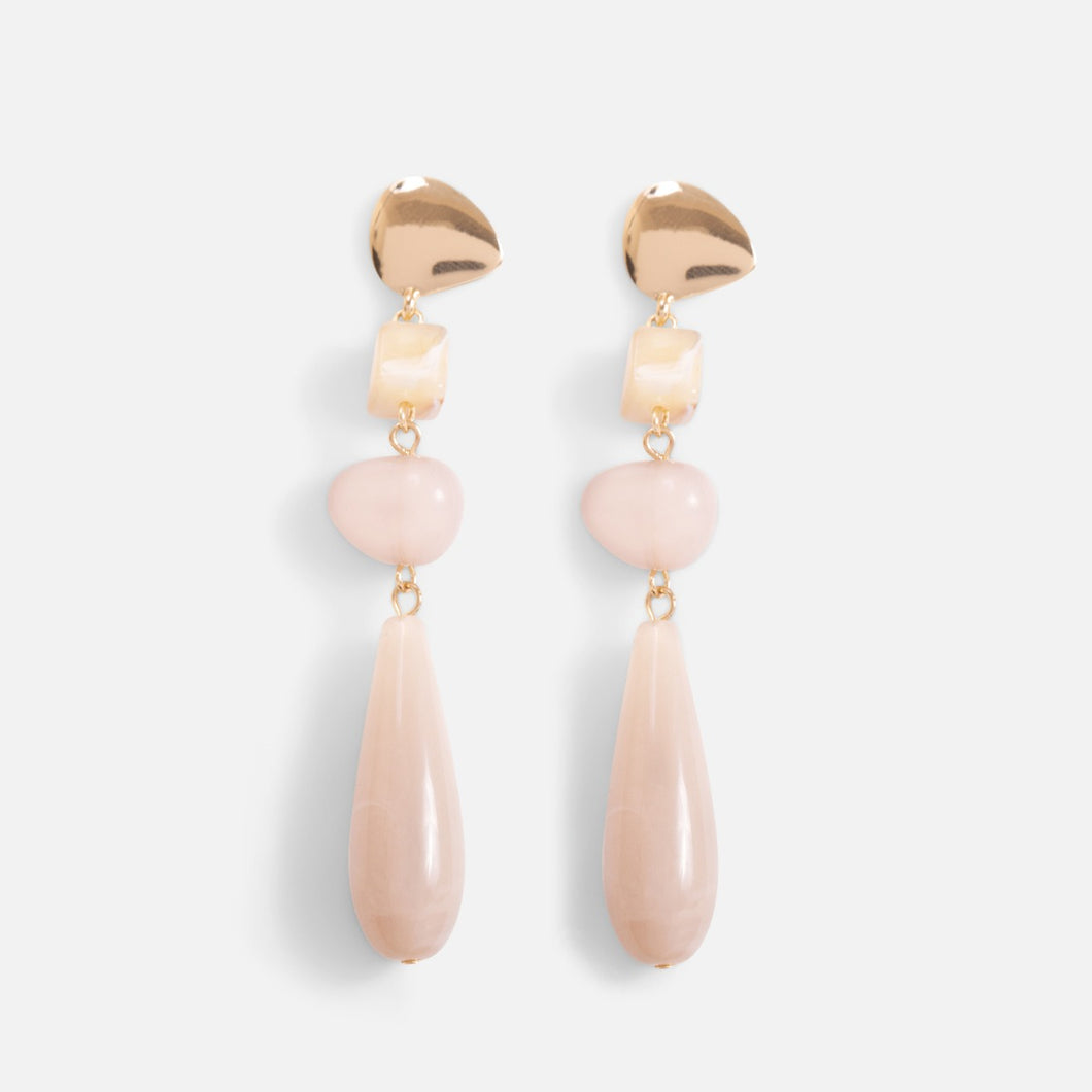 Longues boucles d’oreilles dorées avec billes naturelles beiges asymétriques