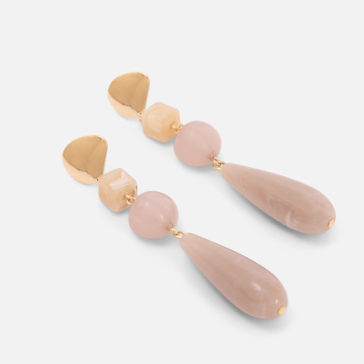 Longues boucles d’oreilles dorées avec billes naturelles beiges asymétriques