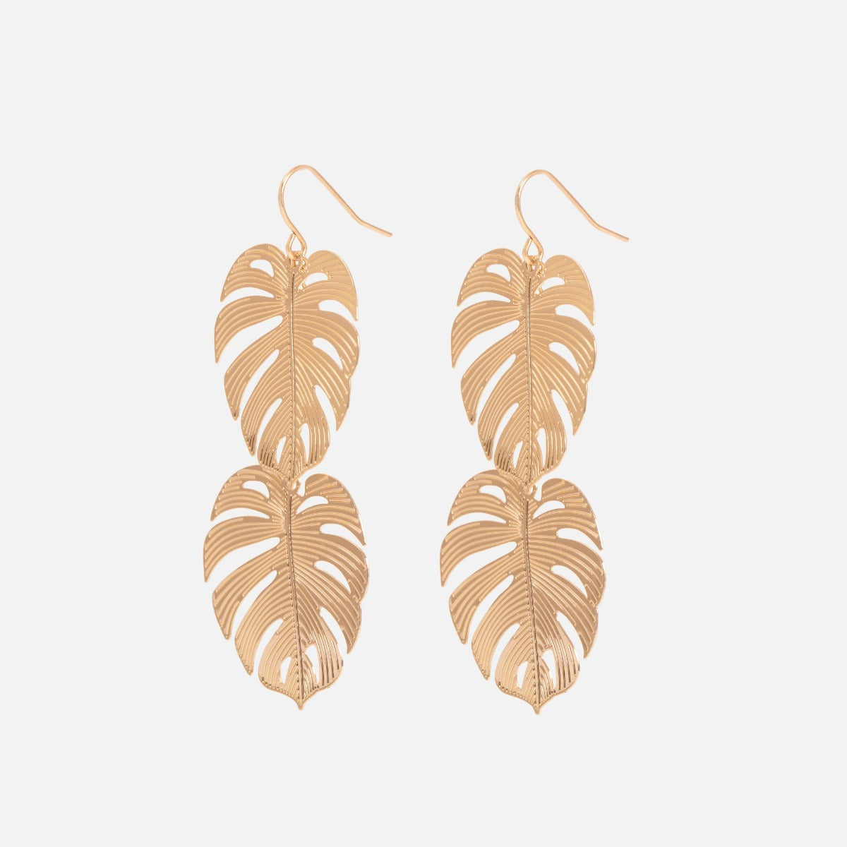 Longues boucles d’oreilles dorées avec motif feuilles de palmier