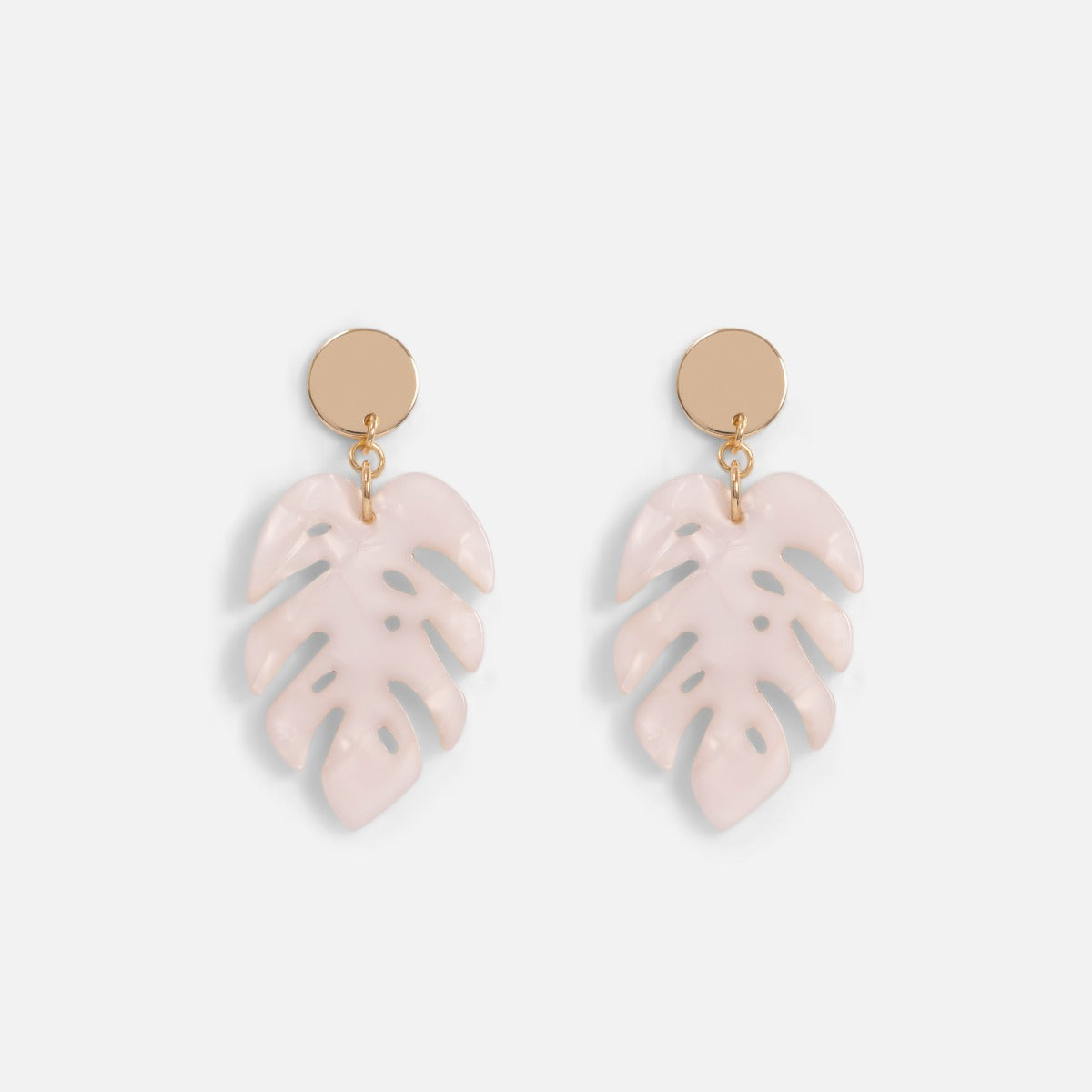 Long golden earrings with mother-of-pearl palm tree leave charm