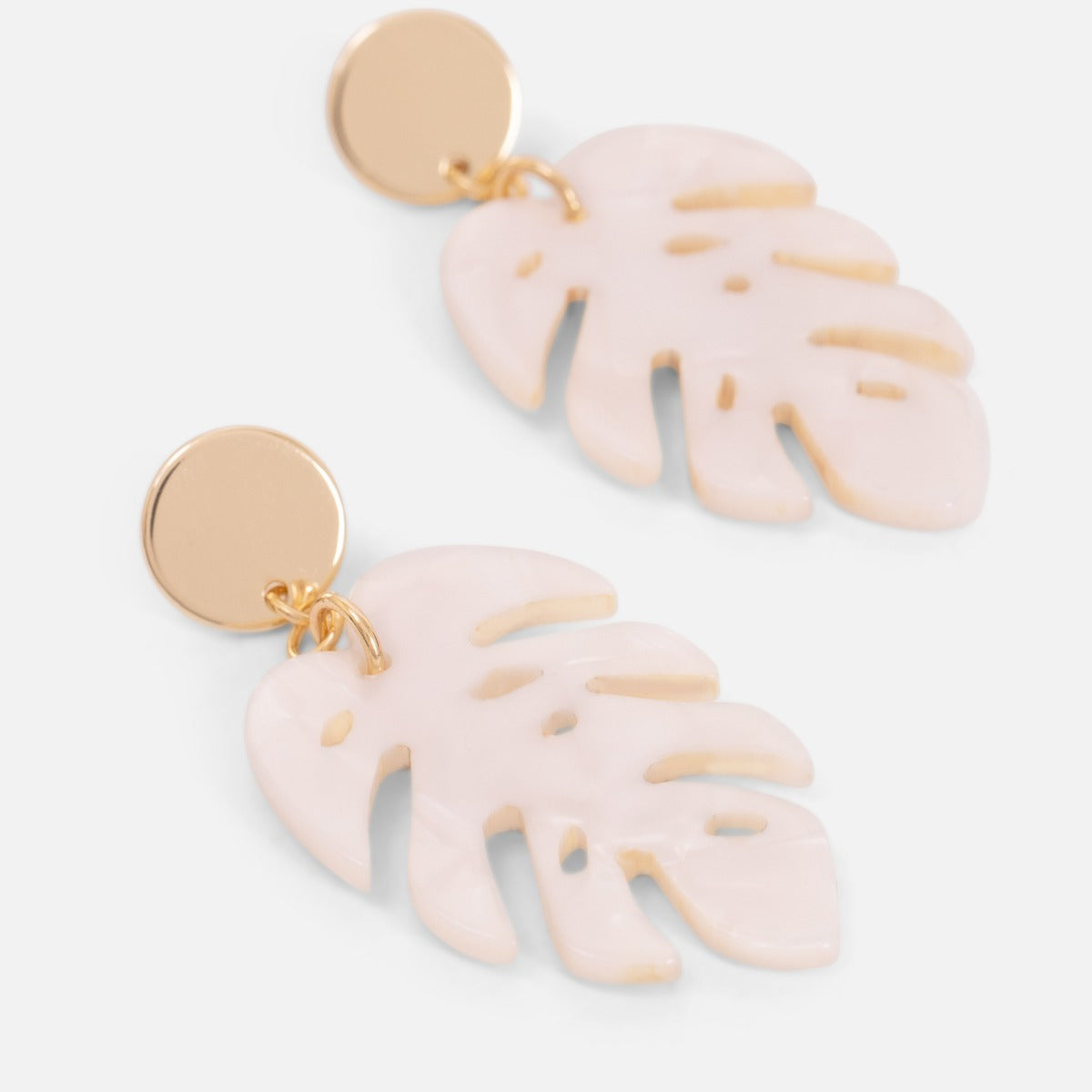 Long golden earrings with mother-of-pearl palm tree leave charm