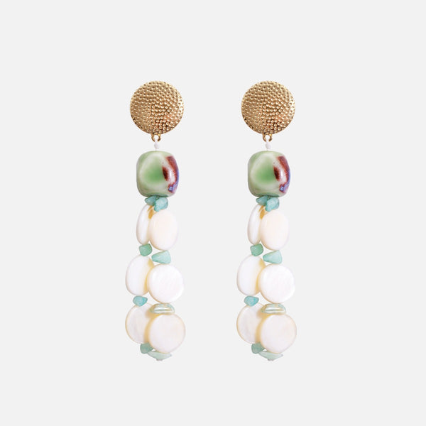Load image into Gallery viewer, Long golden earrings with beads and pearl effect
