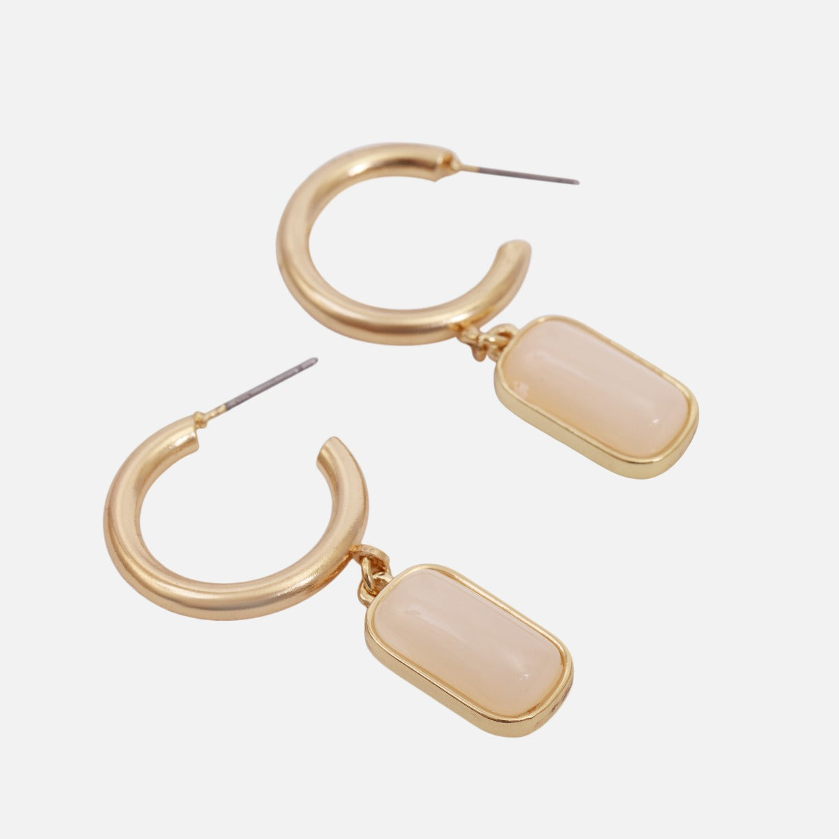 Duo de boucles d'oreilles dorées avec pendentifs différents