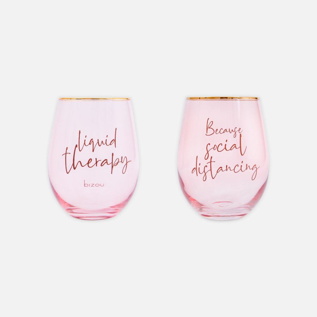 Verres à vin roses avec inscriptions humoristiques : « liquid therapy » et « because social distancing »