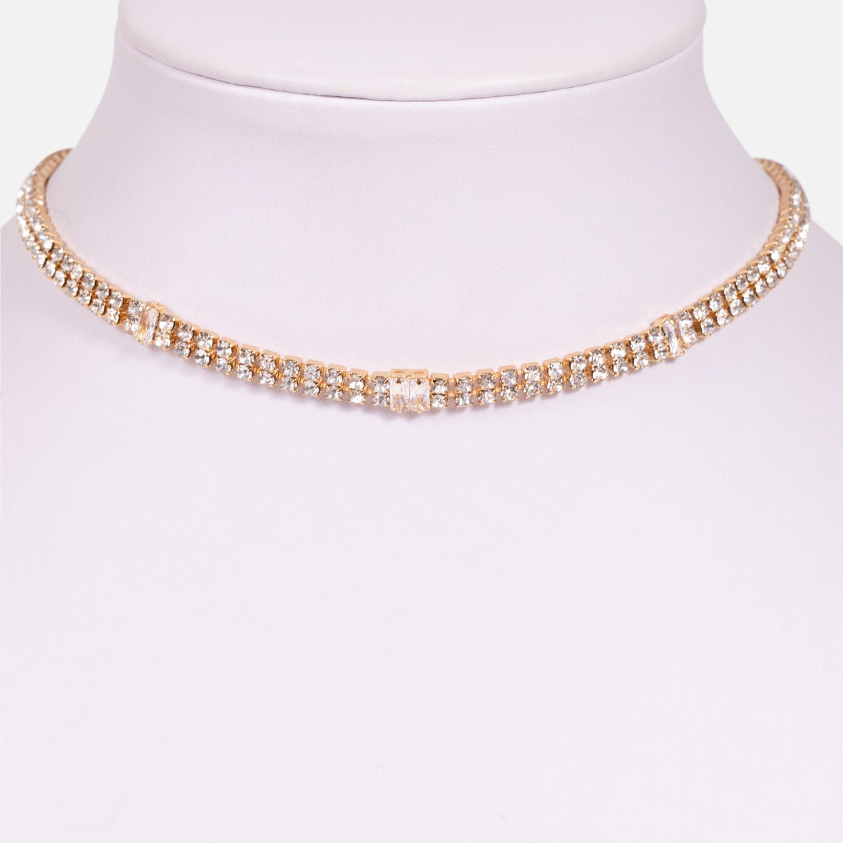 Collier doré de type choker avec insertions de pierres scintillantes