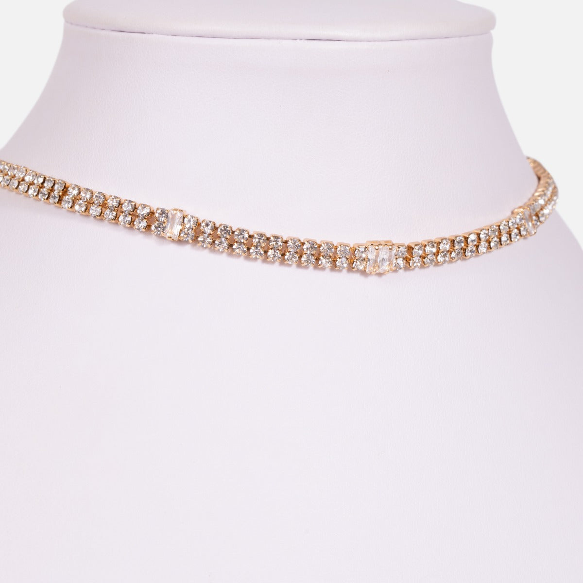 Collier doré de type choker avec insertions de pierres scintillantes