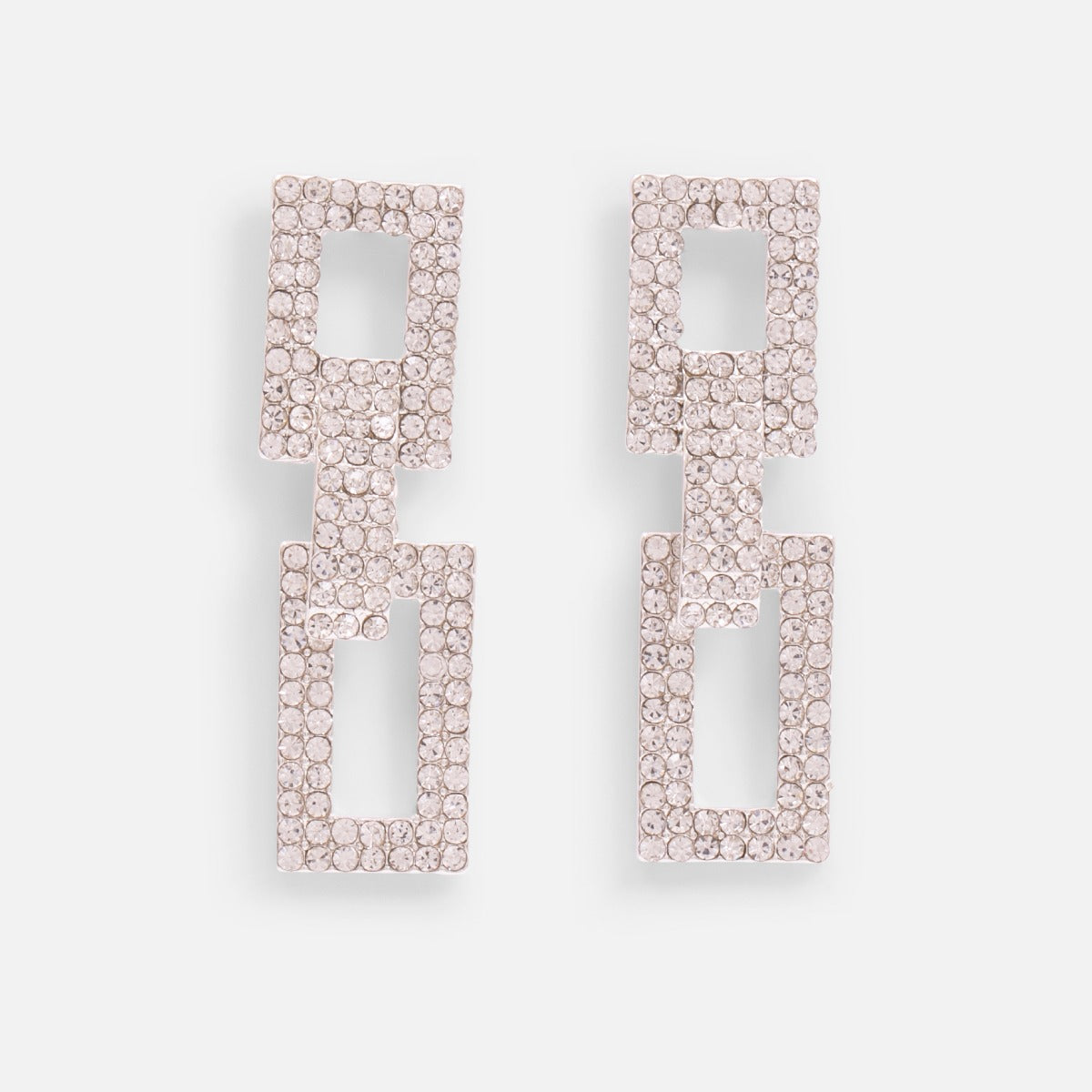 Longues boucles d’oreilles argentées avec deux rectangles de pierres scintillantes