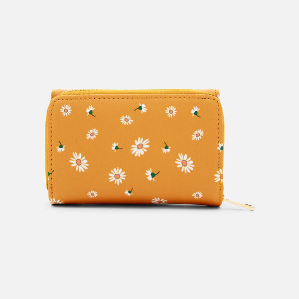 Load image into Gallery viewer, Ocher wallet with flap with golden details and white daisy print

