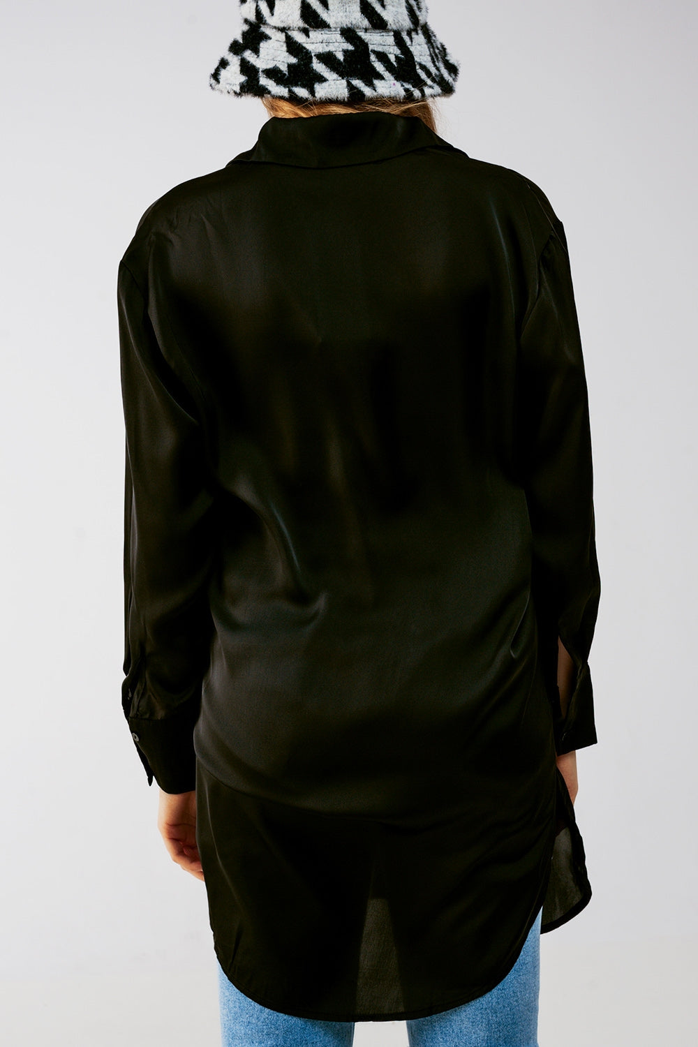 Chemise noire à manches longues, boutonnée en satin